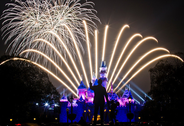 Disneyland ResortDisneyland (park)Believe... In Holiday Magic FireworksBelieve...in Holiday Magic fireworks at Disneyland at the Christmas fireworks, which conclude with snowfall and feature wonderful singing by Kellie Coffey! For more tips, information, and photos of Disneyland, visit my blog: https://www.disneytouristblog.com/